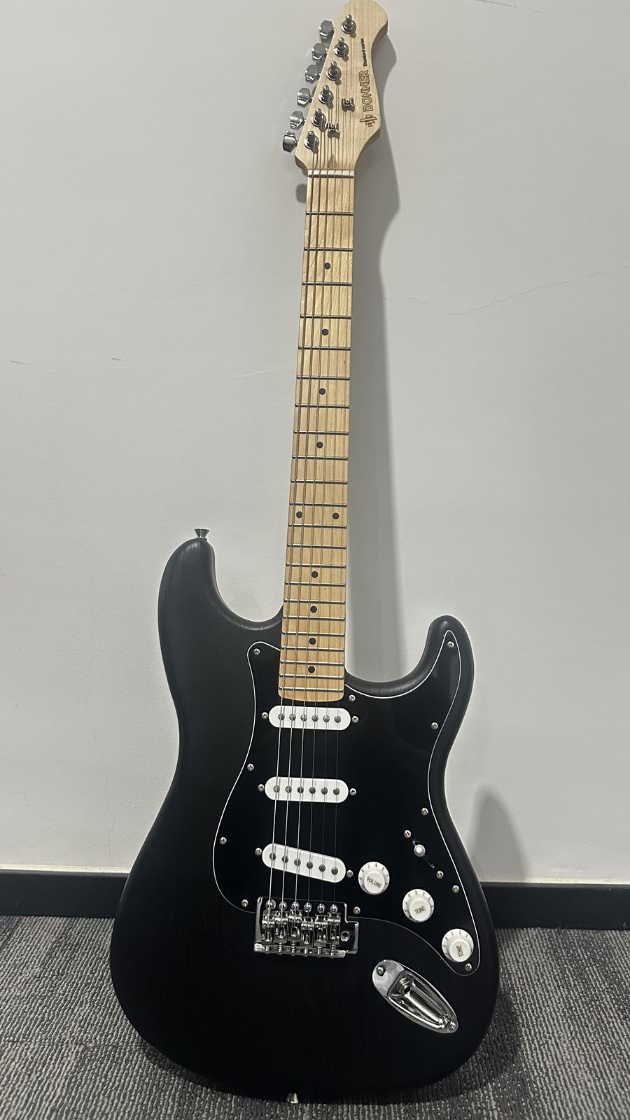 🎸 Donner DST-80 Electric Guitar with Amp Bag Strap Tuner Solid Body SSS Pickup