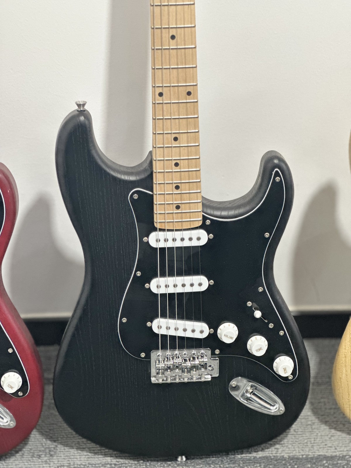 🎸 Donner DST-80 Electric Guitar with Amp Bag Strap Tuner Solid Body SSS Pickup